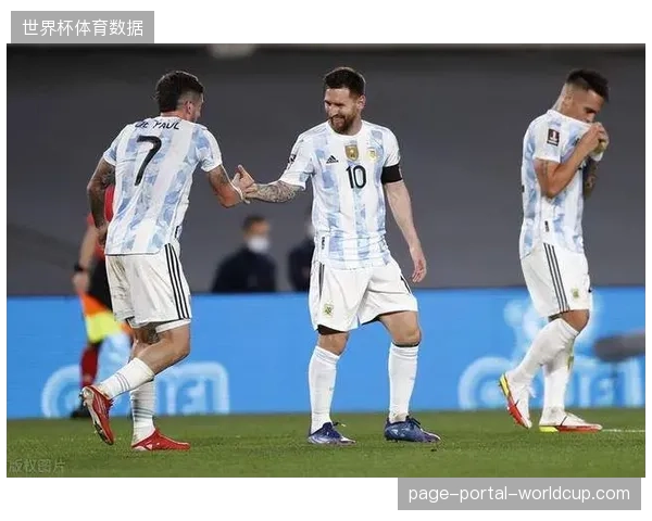 斯卡洛尼公开表示梅西仍有能力参加2026年世界杯,球队的卫冕计划将围绕他展开 斯卡洛尼公开表示梅西仍有能力参加2026年世界杯,球队的卫冕计划将围绕他展开
